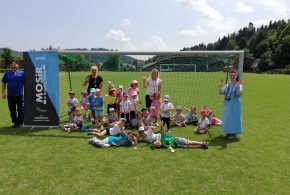 Dzieci z Ochronki przy ulicy Dąbrowskiego na krynickim stadionie