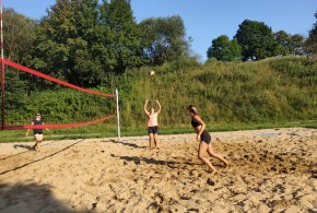 Rodzinnie na wakacyjnym turnieju siatkówki plażowej:)